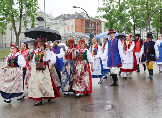 „Ant kalno klevelis“ – pirmasis tarptautinis folkloro festivalis sujungė miestus, tradicijas ir širdis