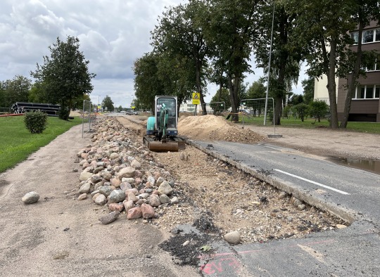 Atsivėręs akmeninis grindinys laikinai sustabdė Antakalnio gatvės remonto darbus