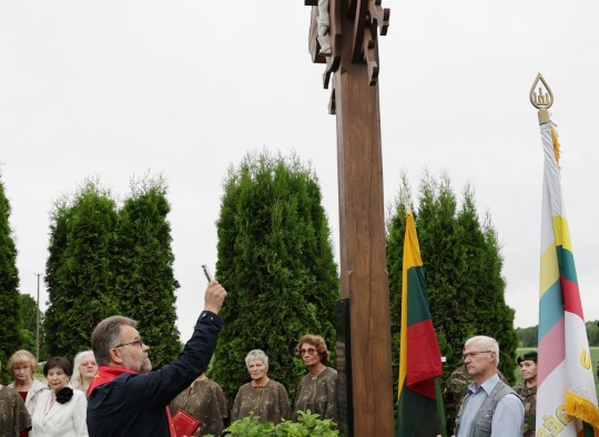 Varžų kaime įamžinta laisvės kaina: atidengtas kryžius partizanams ir kovotojams