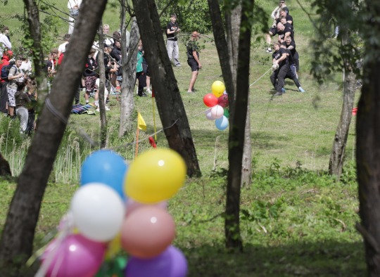Net 10 komandų varžėsi Virvės traukimo turnyre per Šventosios upę