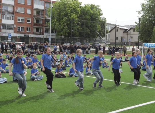 Iškilmingai atidarytas atnaujintas Senamiesčio progimnazijos stadionas