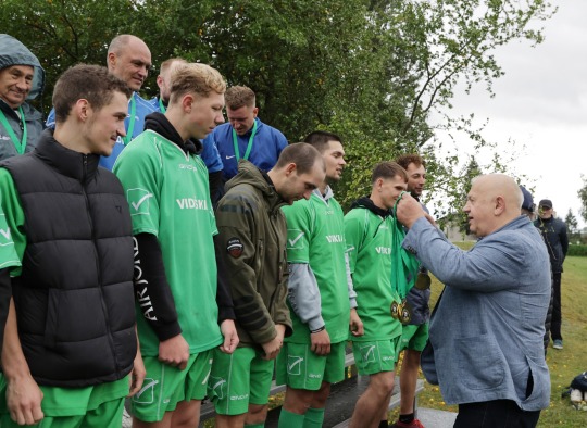 Vidiškiuose 40-ąjį kartą „nusilenkta“ futbolui: tradicija, suburianti kelias kartas