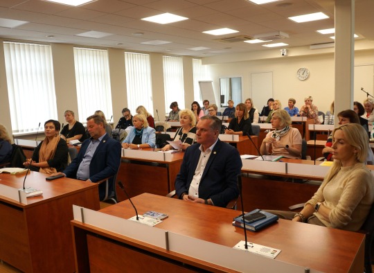 Savivaldybėje aptarti pedagogų darbo apmokėjimo klausimai