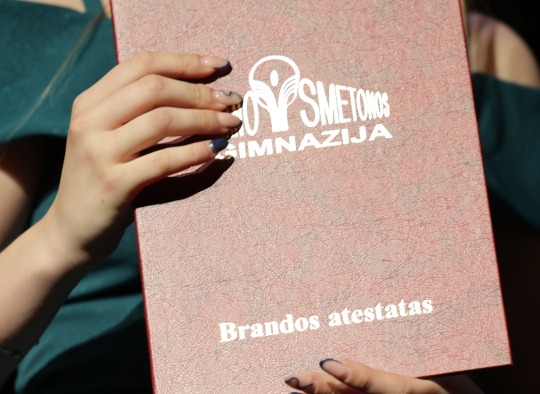 Antano Smetonos gimnazijos abiturientams įteikti brandos atestatai