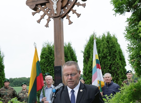 Varžų kaime įamžinta laisvės kaina: atidengtas kryžius partizanams ir kovotojams