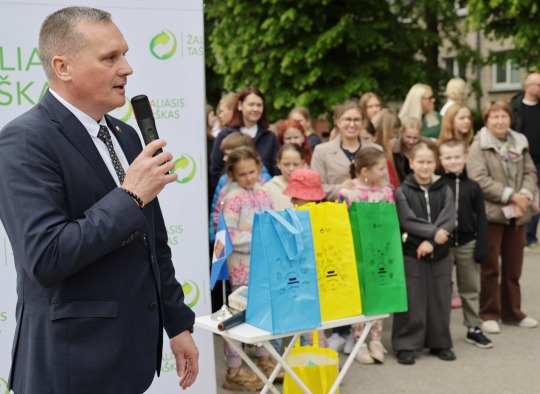 Nors gyventojai mano rūšiuojantys teisingai, klaidos kartojasi: Ukmergėje suorganizuotas viešas socialinis eksperimentas „Konteinerio krata“
