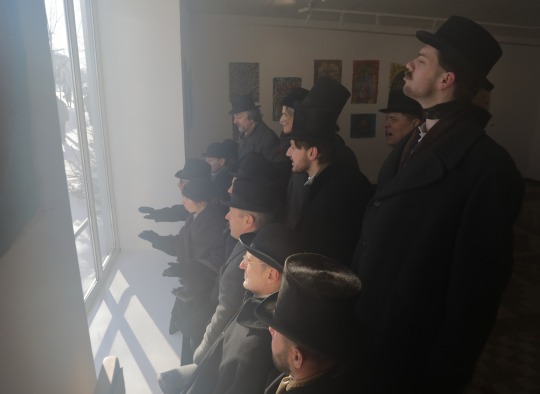 Gatvės teatro spektaklis „Signatarai eina fotografuotis“