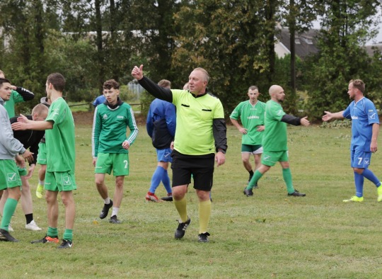 Vidiškiuose 40-ąjį kartą „nusilenkta“ futbolui: tradicija, suburianti kelias kartas