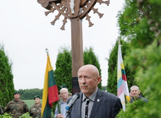 Varžų kaime įamžinta laisvės kaina: atidengtas kryžius partizanams ir kovotojams
