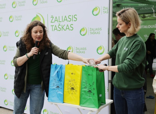 Nors gyventojai mano rūšiuojantys teisingai, klaidos kartojasi: Ukmergėje suorganizuotas viešas socialinis eksperimentas „Konteinerio krata“