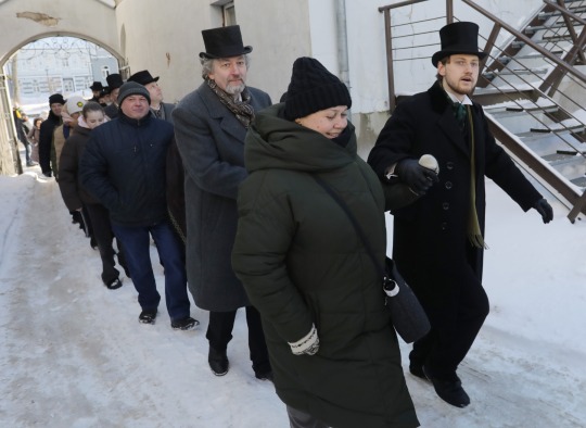 Gatvės teatro spektaklis „Signatarai eina fotografuotis“