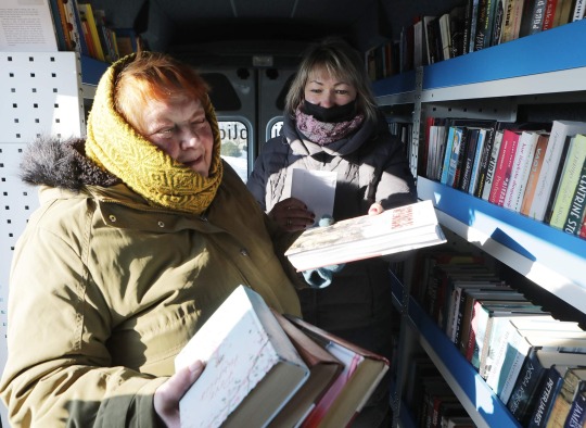 Laumėniškiai neslėpė džiaugsmo, sulaukę bibliotekos ant ratų