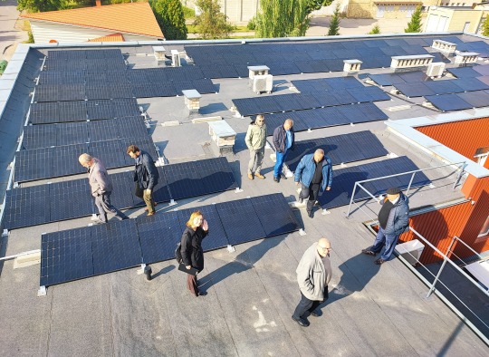 Apžiūrint saulės fotovoltinę elektrinę