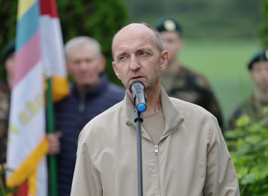 Varžų kaime įamžinta laisvės kaina: atidengtas kryžius partizanams ir kovotojams