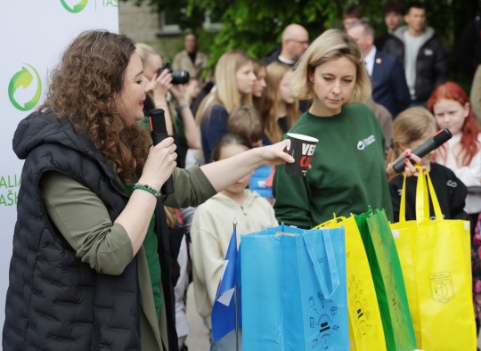 Nors gyventojai mano rūšiuojantys teisingai, klaidos kartojasi: Ukmergėje suorganizuotas viešas socialinis eksperimentas „Konteinerio krata“