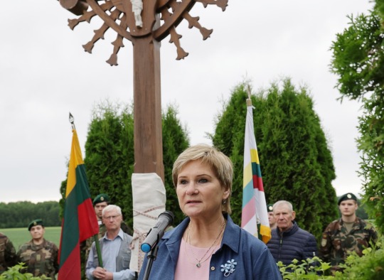 Varžų kaime įamžinta laisvės kaina: atidengtas kryžius partizanams ir kovotojams