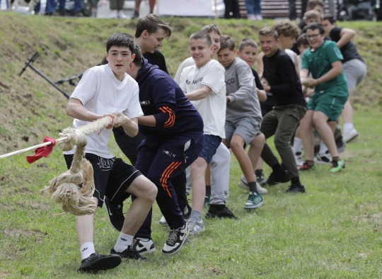 Net 10 komandų varžėsi Virvės traukimo turnyre per Šventosios upę