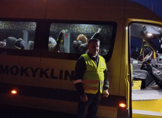 Autobuso vairuotojas su šviesą atspindinčia liemene