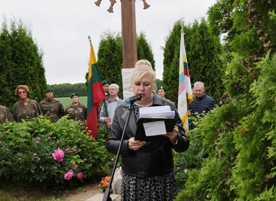 Varžų kaime įamžinta laisvės kaina: atidengtas kryžius partizanams ir kovotojams