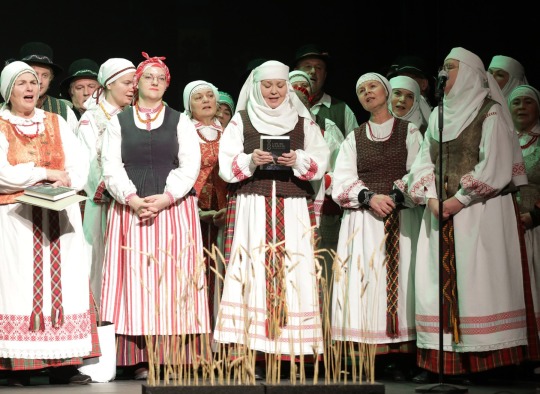 Folkloro šventėje „Padainuosim susiėję“ pristatytas pirmasis Ukmergės krašto dainynas
