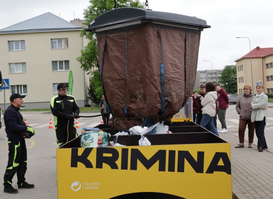 Nors gyventojai mano rūšiuojantys teisingai, klaidos kartojasi: Ukmergėje suorganizuotas viešas socialinis eksperimentas „Konteinerio krata“