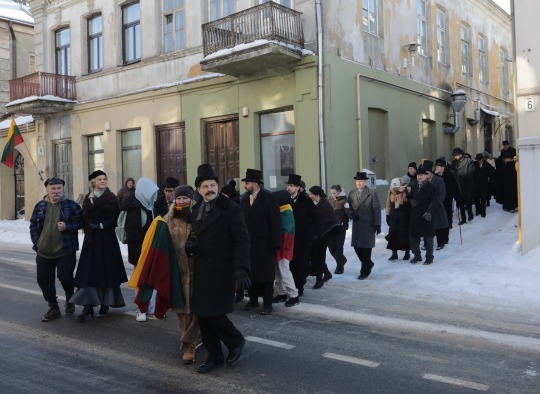 Gatvės teatro spektaklis „Signatarai eina fotografuotis“