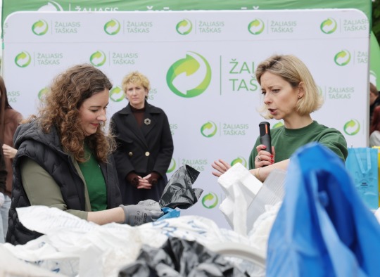 Nors gyventojai mano rūšiuojantys teisingai, klaidos kartojasi: Ukmergėje suorganizuotas viešas socialinis eksperimentas „Konteinerio krata“