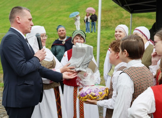„Ant kalno klevelis“ – pirmasis tarptautinis folkloro festivalis sujungė miestus, tradicijas ir širdis