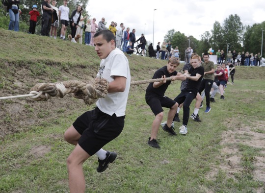 Net 10 komandų varžėsi Virvės traukimo turnyre per Šventosios upę