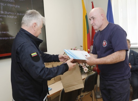 Ugniagesiai gelbėtojai pasveikinti profesinės šventės proga