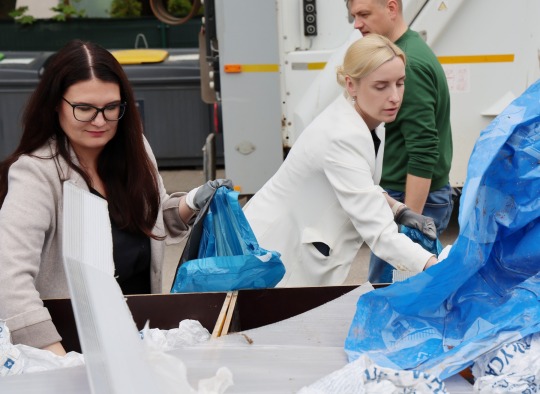 Nors gyventojai mano rūšiuojantys teisingai, klaidos kartojasi: Ukmergėje suorganizuotas viešas socialinis eksperimentas „Konteinerio krata“