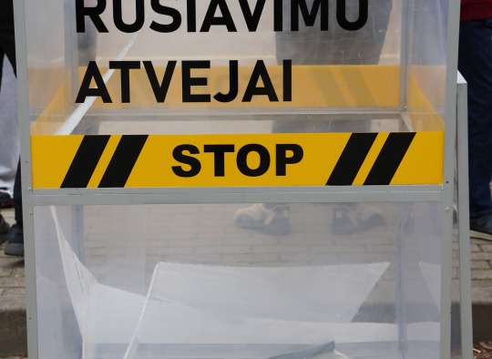 Nors gyventojai mano rūšiuojantys teisingai, klaidos kartojasi: Ukmergėje suorganizuotas viešas socialinis eksperimentas „Konteinerio krata“