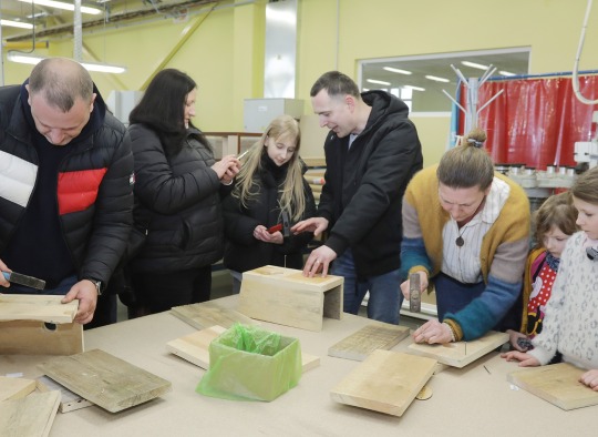„Šeimos inkilas“ subūrė ukmergiškius kilniam tikslui – sugrįžtantys paukščiai turės namus