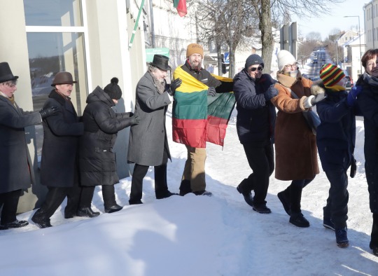 Gatvės teatro spektaklis „Signatarai eina fotografuotis“