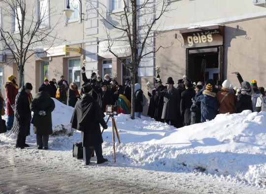 Gatvės teatro spektaklis „Signatarai eina fotografuotis“