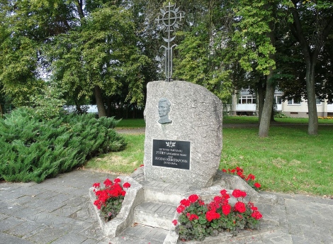Ukmergė, akmuo J. Krikštaponiui