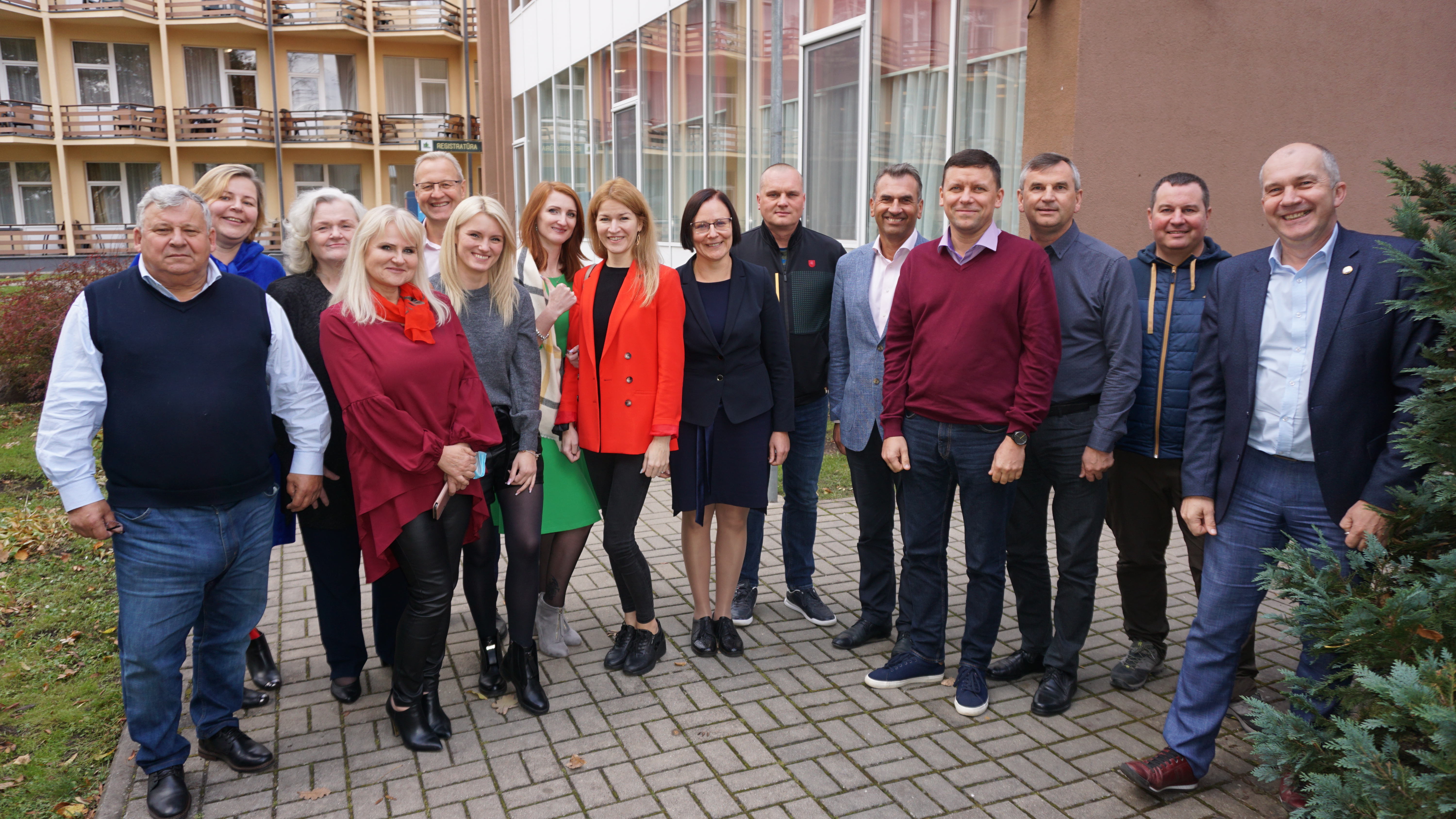 Nuotraukoje (iš kairės): Rimvydas Lukošius, Daiva Pranskevičienė, Rasa Griškevičienė, Rasa Graužinienė, Voldemaras Giedrimas, Jurgita Vijūnė, Edita Balžekienė, Kristina Karpovienė, Gitana Čepienė, Darius Varnas, Rimas Arlinskas, Darius Danielius, Vydas Paknys, Valdas Rabazauskas ir Rolandas Janickas. 